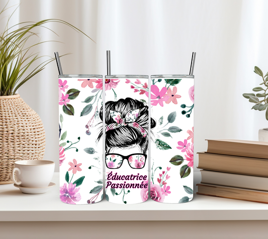 Éducatrice passionnée fleurs roses